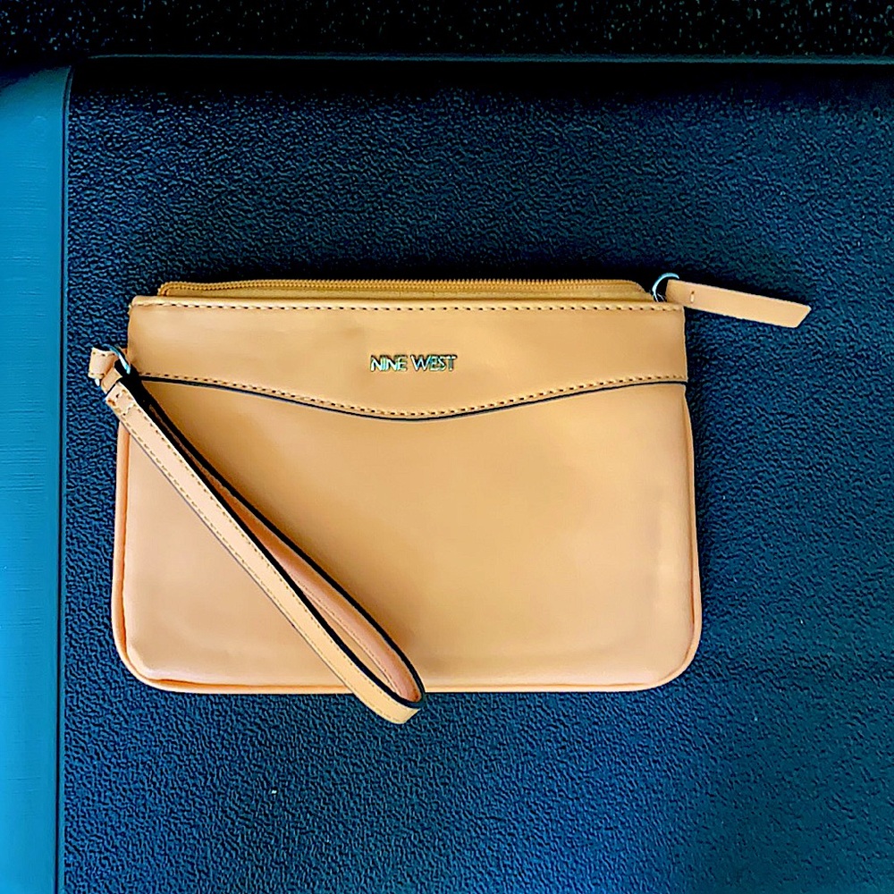 BNWT Women’s wristlet